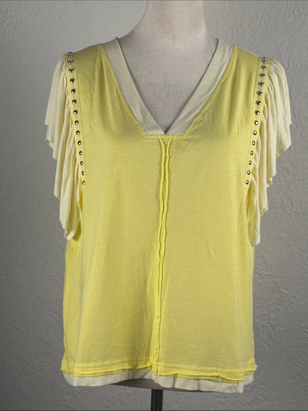 POL Yellow V-Neck Studded Flutter Sleeve Tank size small EUC